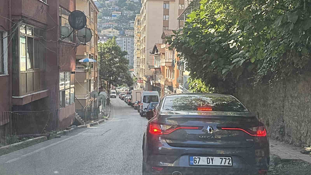 Zonguldak'ta Soğuksu mevkisinde trafik akışı zaman zaman durma noktasına geldi