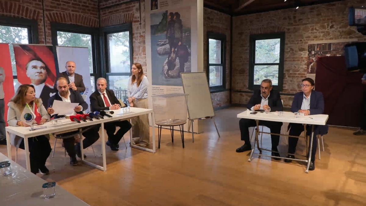 Adalar'da başkan vekili seçimi CHP'li üyeler katılmayınca bugün 10.00'a ertelendi