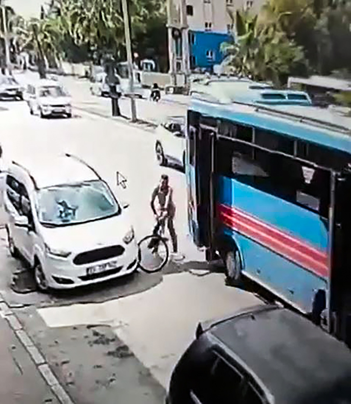 Adana Yüreğir'de özel halk otobüsünün açık kapısı bisikletliye çarptı, şoför durmadı