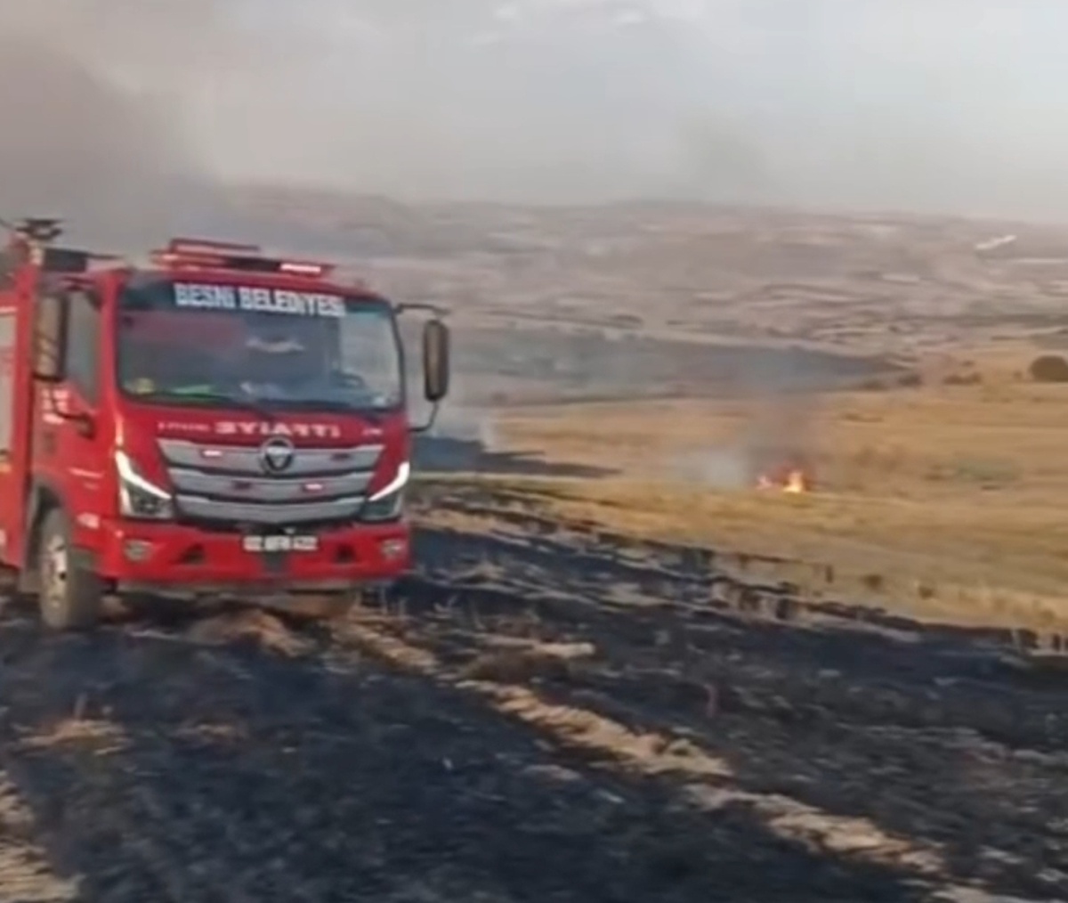 Adıyaman Besni'de anız yangını itfaiyenin müdahalesiyle kontrol altına alındı