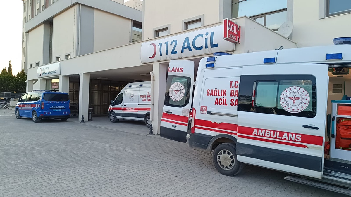 Adıyaman Besni'de hafriyat kamyonu ile otomobil çarpıştı, 4 kişi yaralandı
