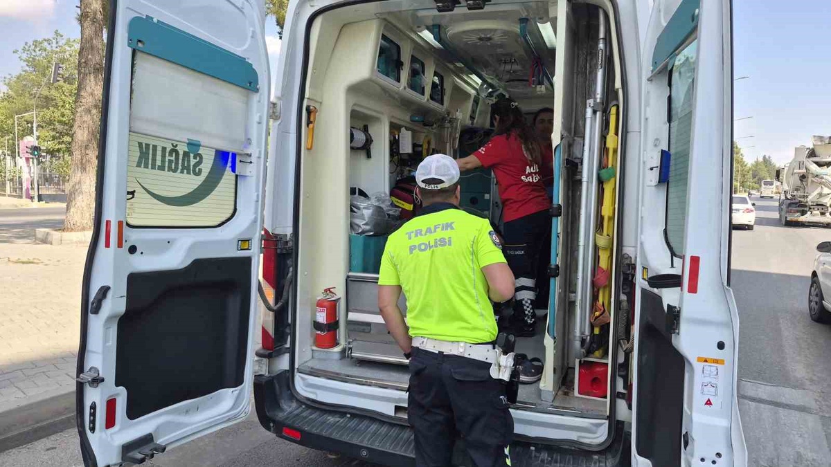 Adıyaman'da kavşakta iki araç çarpıştı, 1 kişi yaralı olarak hastaneye kaldırıldı