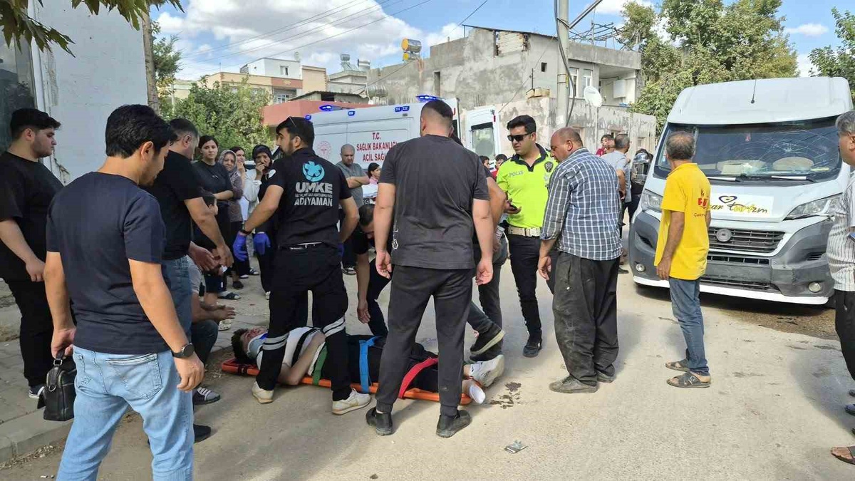Adıyaman'da servis aracıyla çarpışan motosikletteki 1 kişi yaralandı