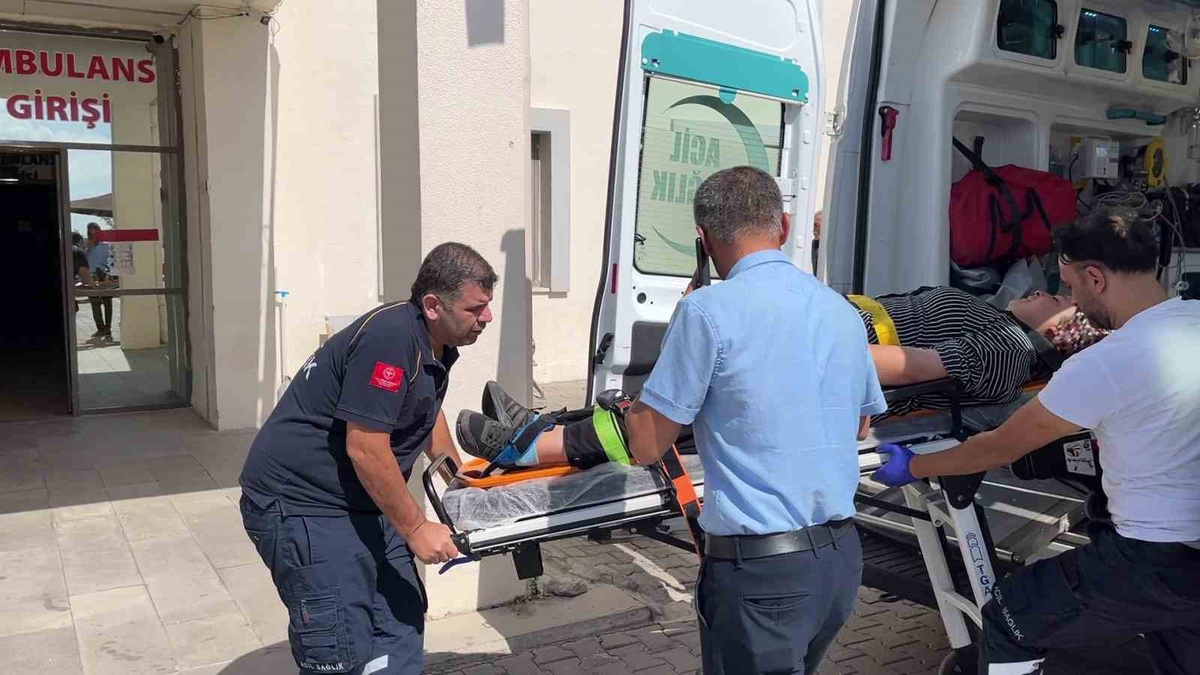 Adıyaman'ın Besni ilçesinde hafriyat kamyonu otomobile çarptı, 3 kişi yaralandı