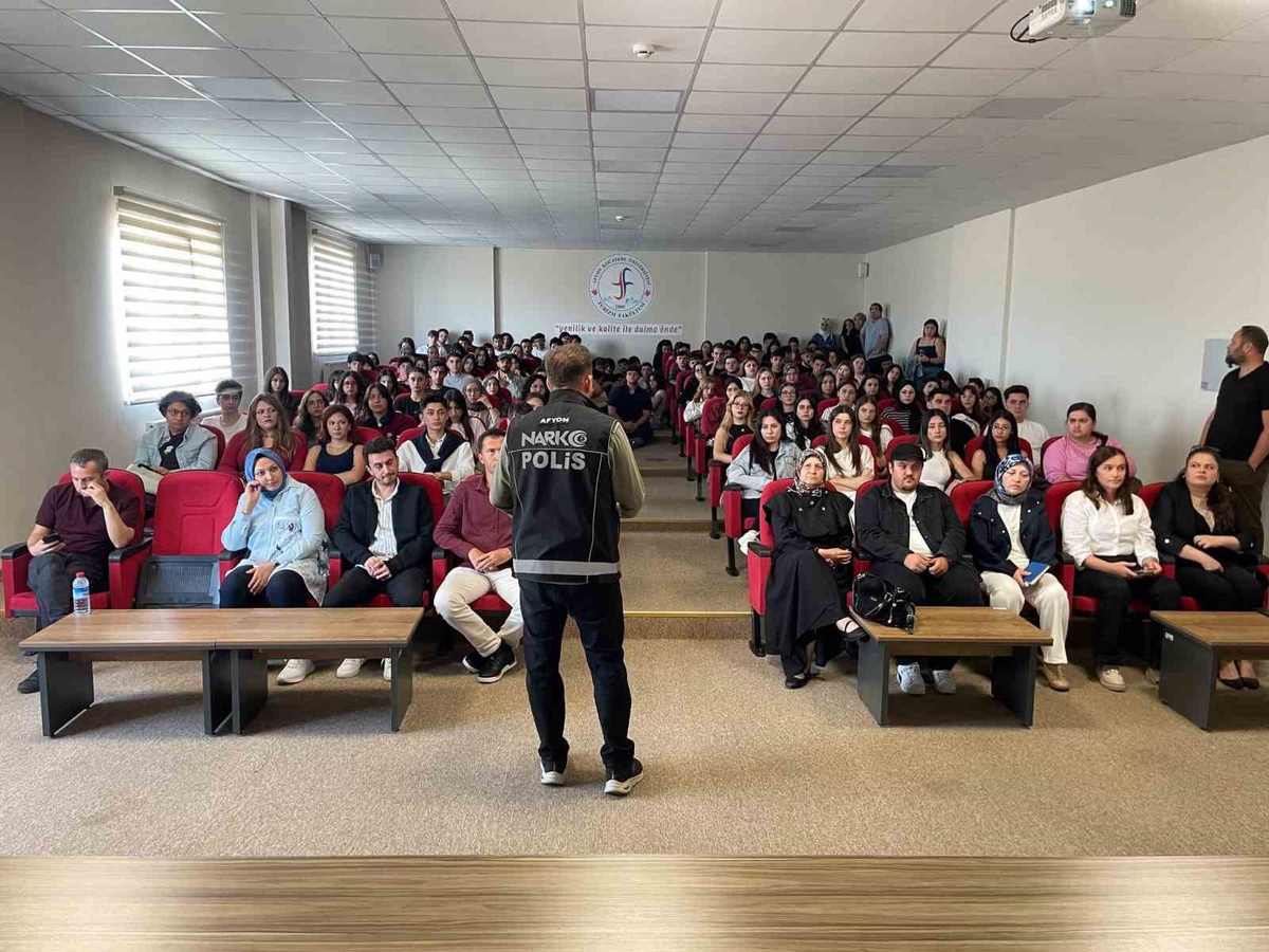 Afyonkarahisar'da AKÜ'de Narko Gençlik eğitimine 220 öğrenci katıldı