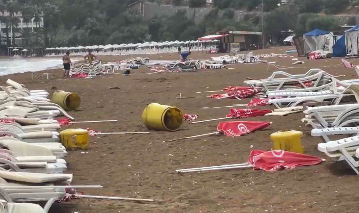 Alanya'da fırtına, İncekum Plajı'nda şezlong ve şemsiyeleri metrelerce sürükledi