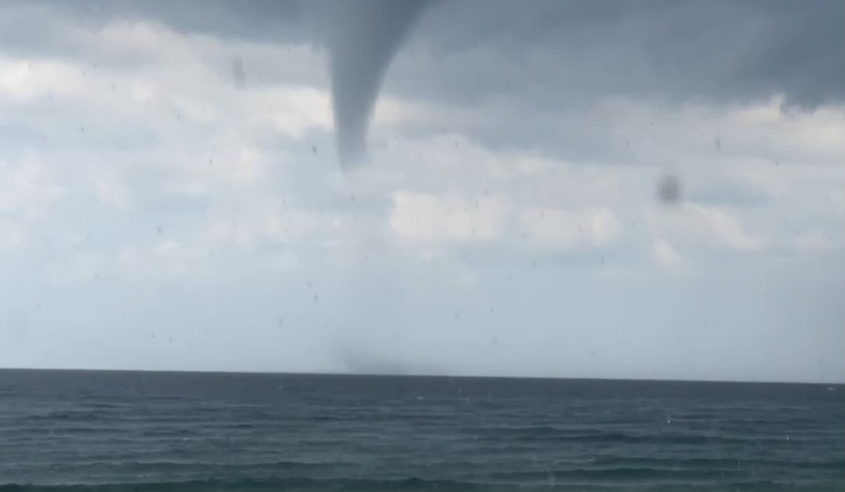 Alanya'da İncekum Halk Plajı açıklarında oluşan hortum kıyıya ulaşmadan kayboldu