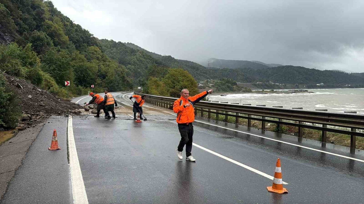 Alaplı’da yağış sonrası Akçakoca yolu heyelandan etkilendi, ulaşım kısa süreli aksadı