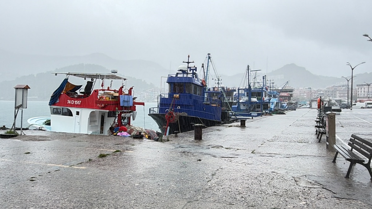 Amasra'da kuvvetli rüzgar nedeniyle tekneler denize açılamadı, dalga 2 metreye ulaştı