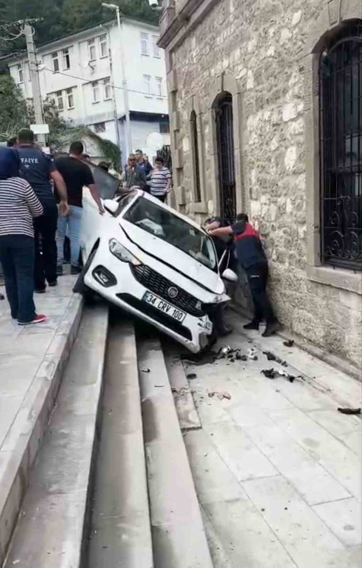 Amasra'da otomobil müzenin merdivenlerinden düştü, araçta sıkışan kadın kurtarıldı