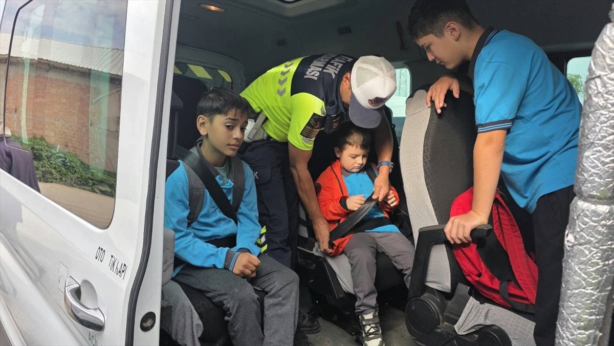Amasya Merzifon'da jandarma, okul servislerini denetleyip sürücüleri uyardı