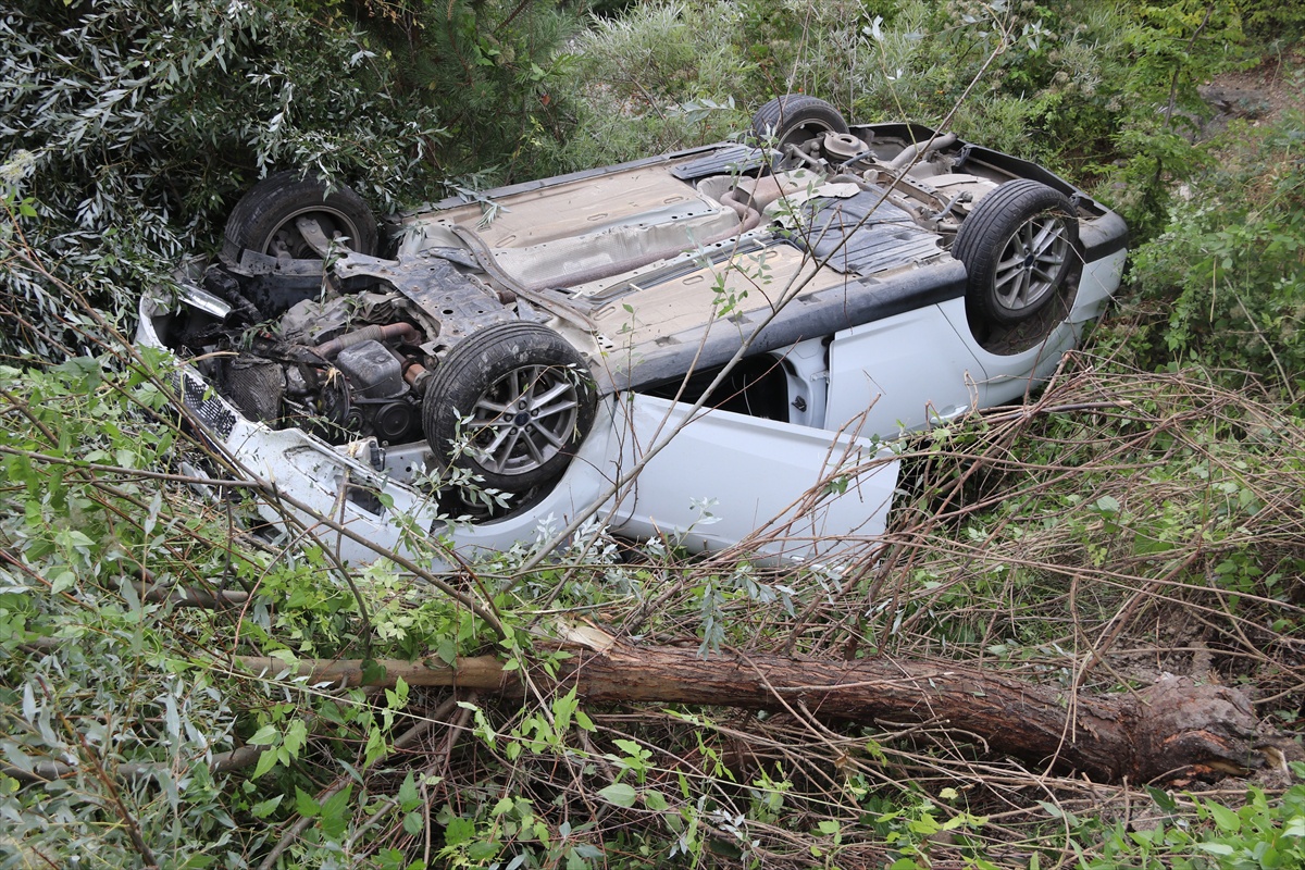 Amasya Taşova'da ağaca çarpıp menfeze düşen otomobilde bir kişi yaralandı