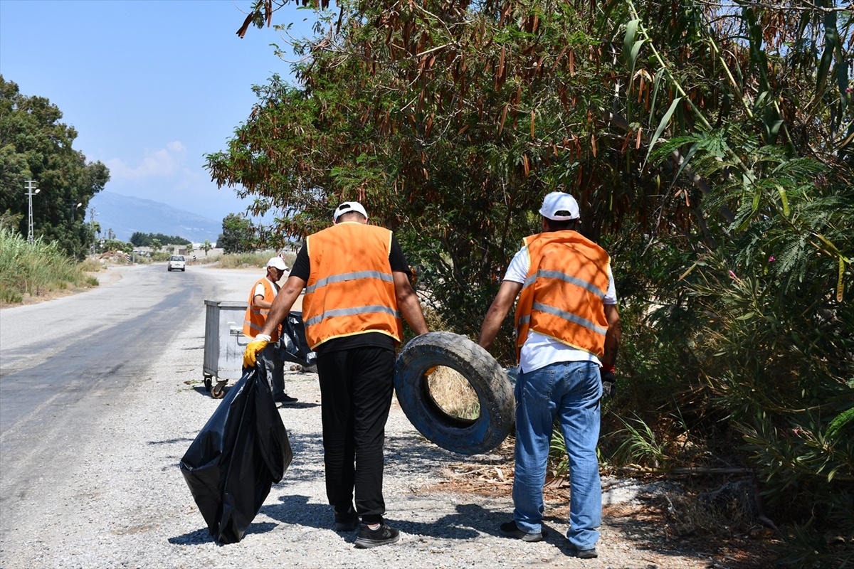 Anamur'da hükümlüler sahil ve okullarda temizlik yaptı