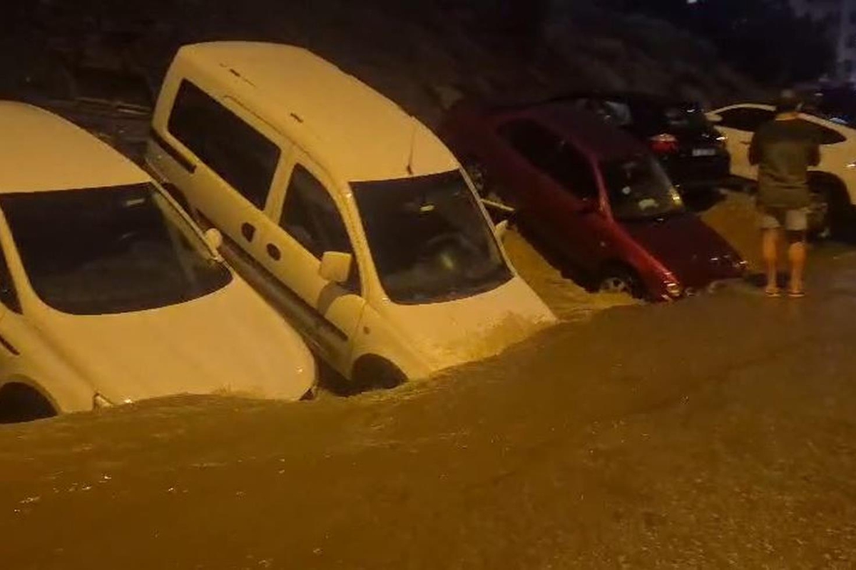 Ankara'da sağanak hayatı olumsuz etkiledi: Keçiören'de çöken yol araçları yuttu