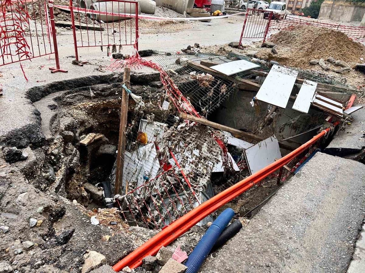 Ankara Keçiören'de sel sonrası yolda çöküntü, yaklaşık 15 otomobil çukura saplandı