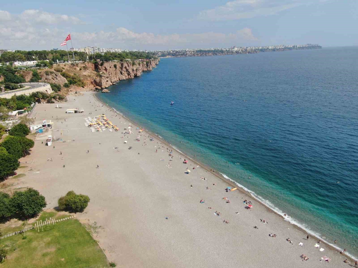 Antalya'da eylül sonunda 28 derecede sahiller yazdan kalma görüntülere sahne oldu