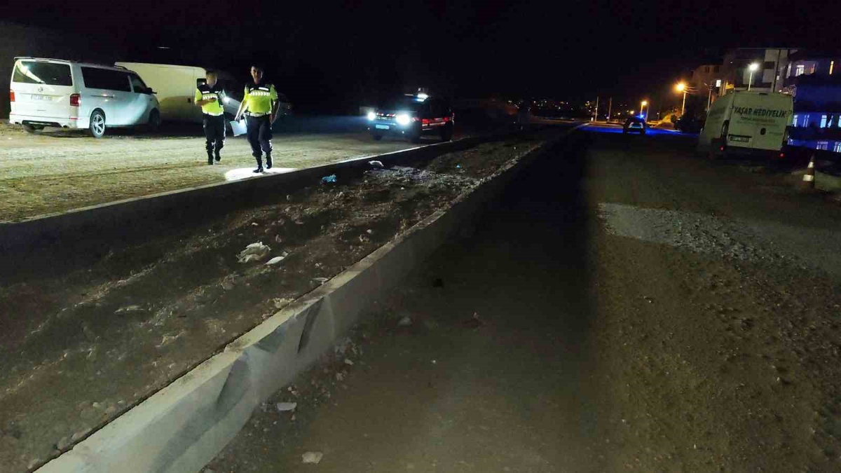 Antalya Manavgat'ta otomobil refüj bordürüne çarparak durdu, sürücü yaralandı