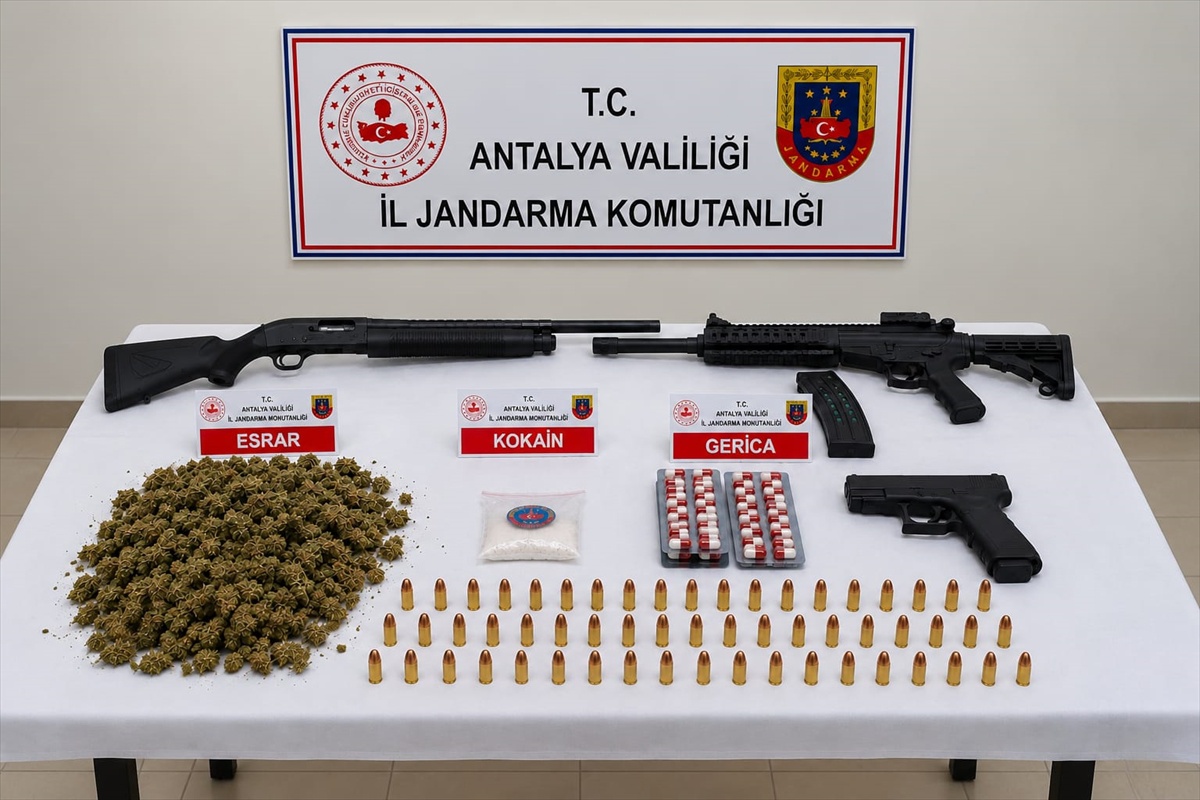 Antalya Serik'te eş zamanlı uyuşturucu operasyonunda 20 şüpheli gözaltına alındı