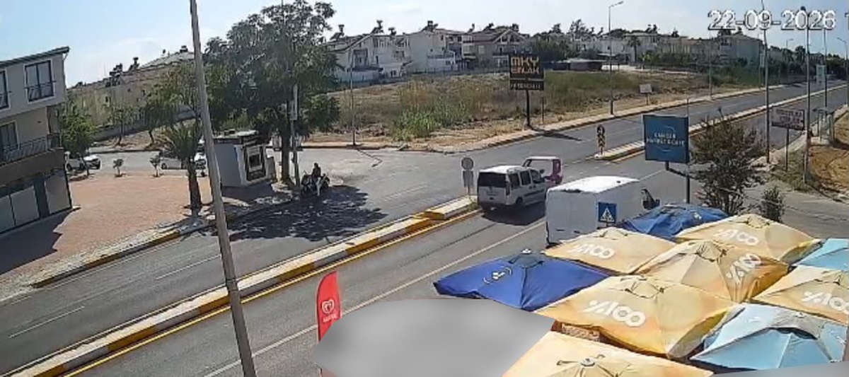 Antalya Serik'te kaza kamerada, 3 tekerlekli motosiklet sürücüsü yaralandı