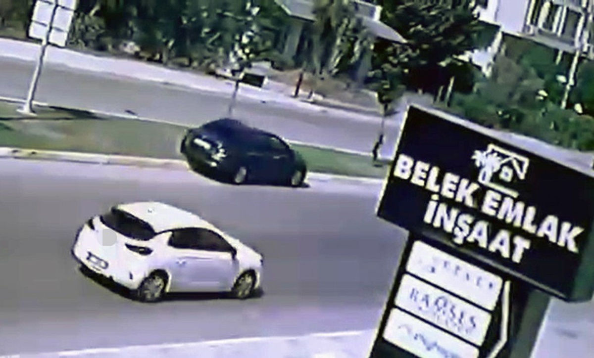 Antalya Serik'te refüje çarpan otomobilin sürücüsü hastanede hayatını kaybetti