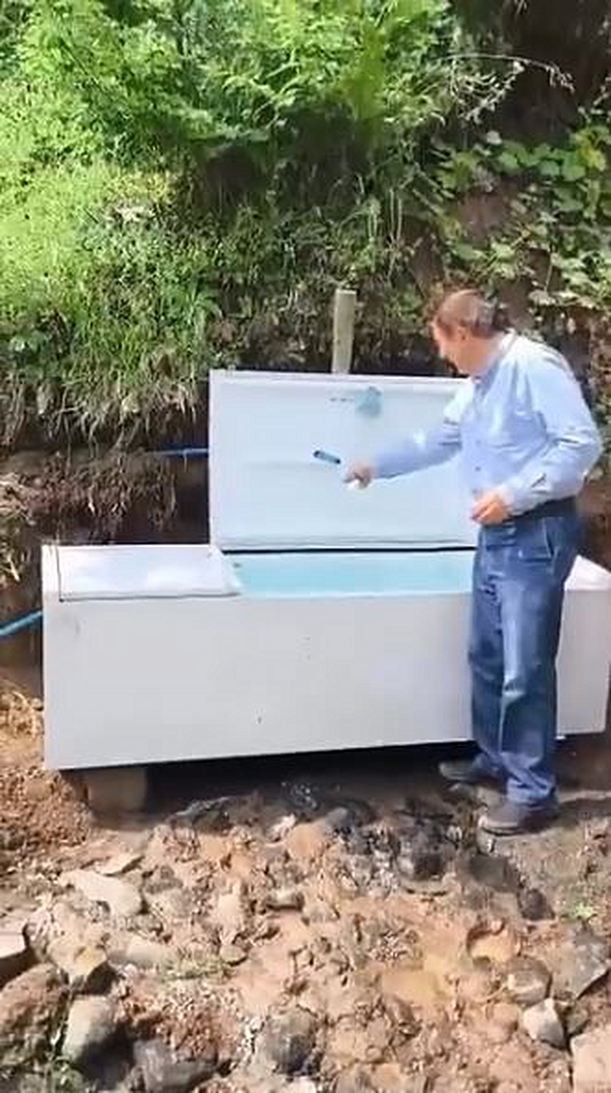 Artvin’de üç arkadaş kullanılmayan buzdolabını çeşme ve soğutucuya çevirdi