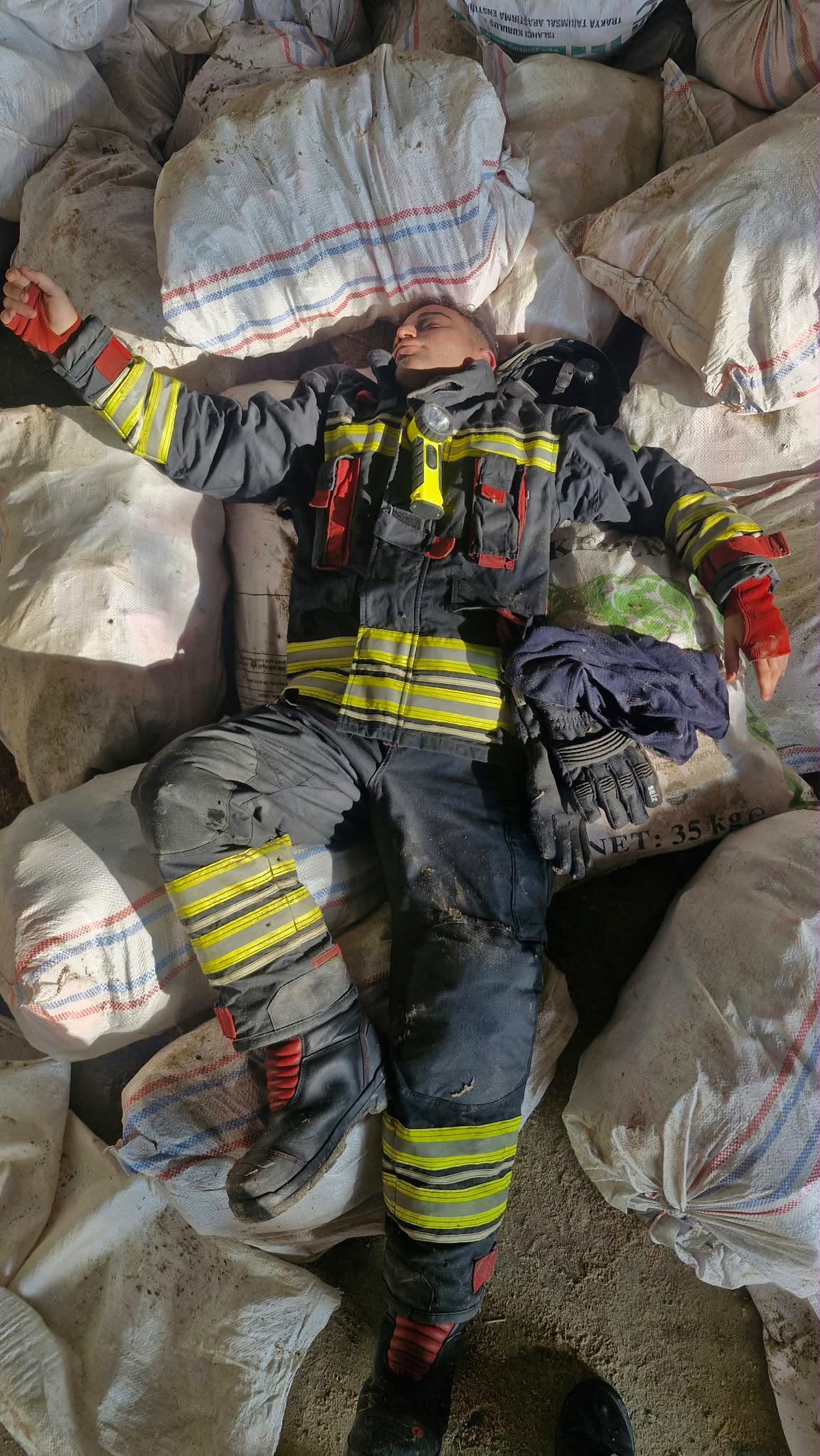 Bafra'da çiftlik yangını 14 saatte söndürüldü, ekipler yem çuvallarında dinlendi