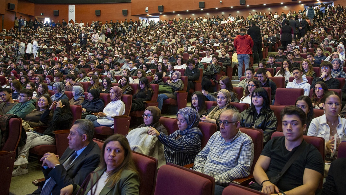 BAİBÜ'de Rektör Yiğit, ilk derste ceket ve kravatını çıkardı