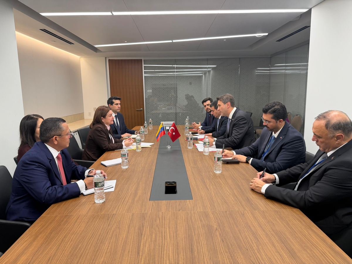Bakan Bayraktar, New York'ta Venezuela Bakanı Vera ile enerji iş birliğini görüştü