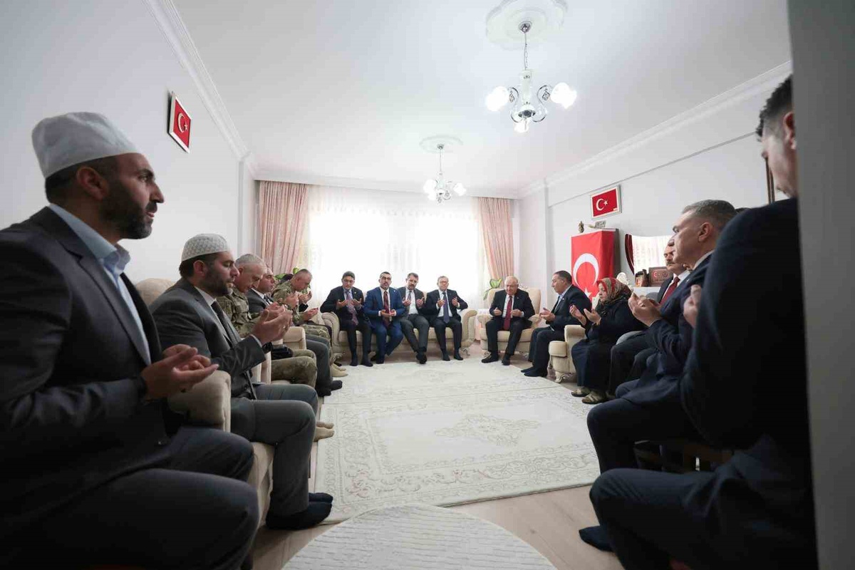 Bakan Güler, şehit Jandarma Er Emin Polat’ın baba ocağını ziyaret etti