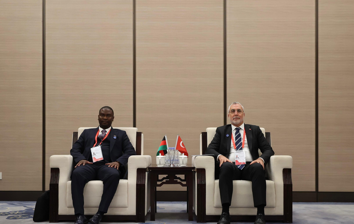 Bakan Işıkhan, 2026 Dünya Beceriler Zirvesi'nde Malavi Bakanı ile görüştü.