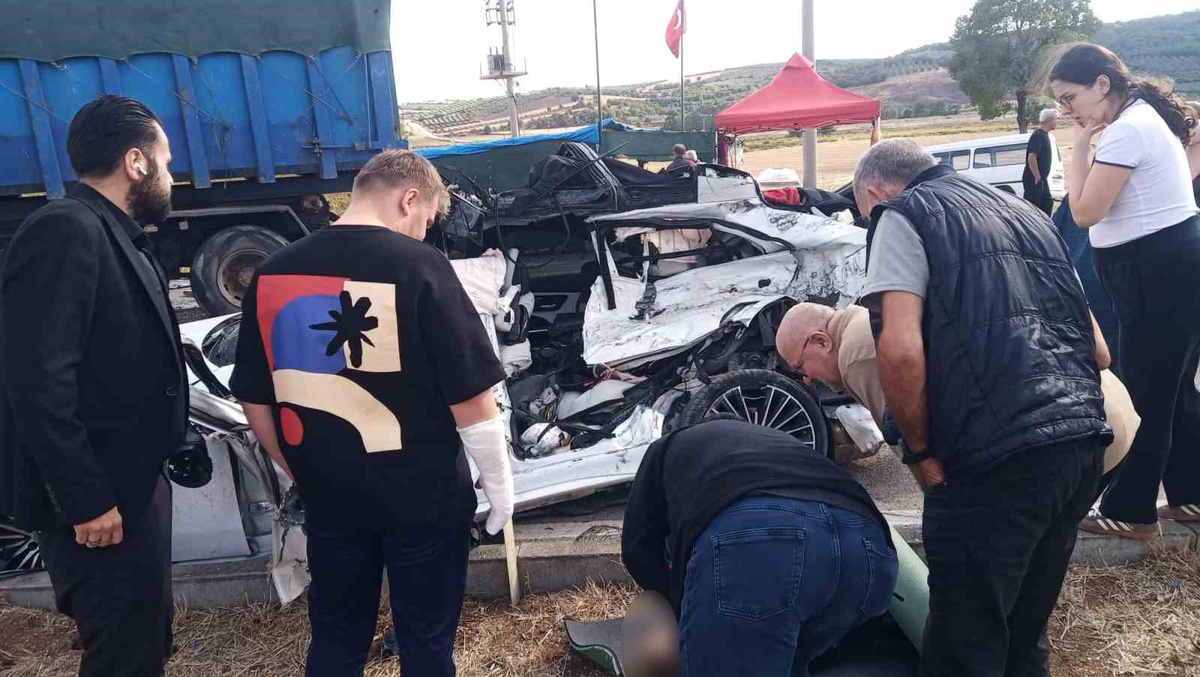 Bandırma'da otomobil kamyonun altına girdi, hamile kadın ve 3 yaşındaki kızı hayatını kaybetti