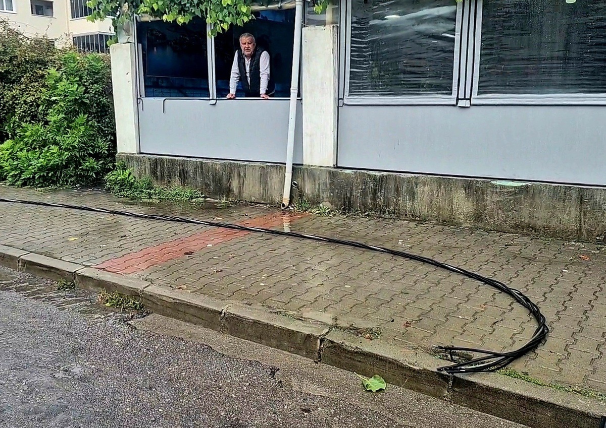 Bartın'da fırtınada kopan enerji kabloları yola düştü, cadde trafiğe kapatıldı