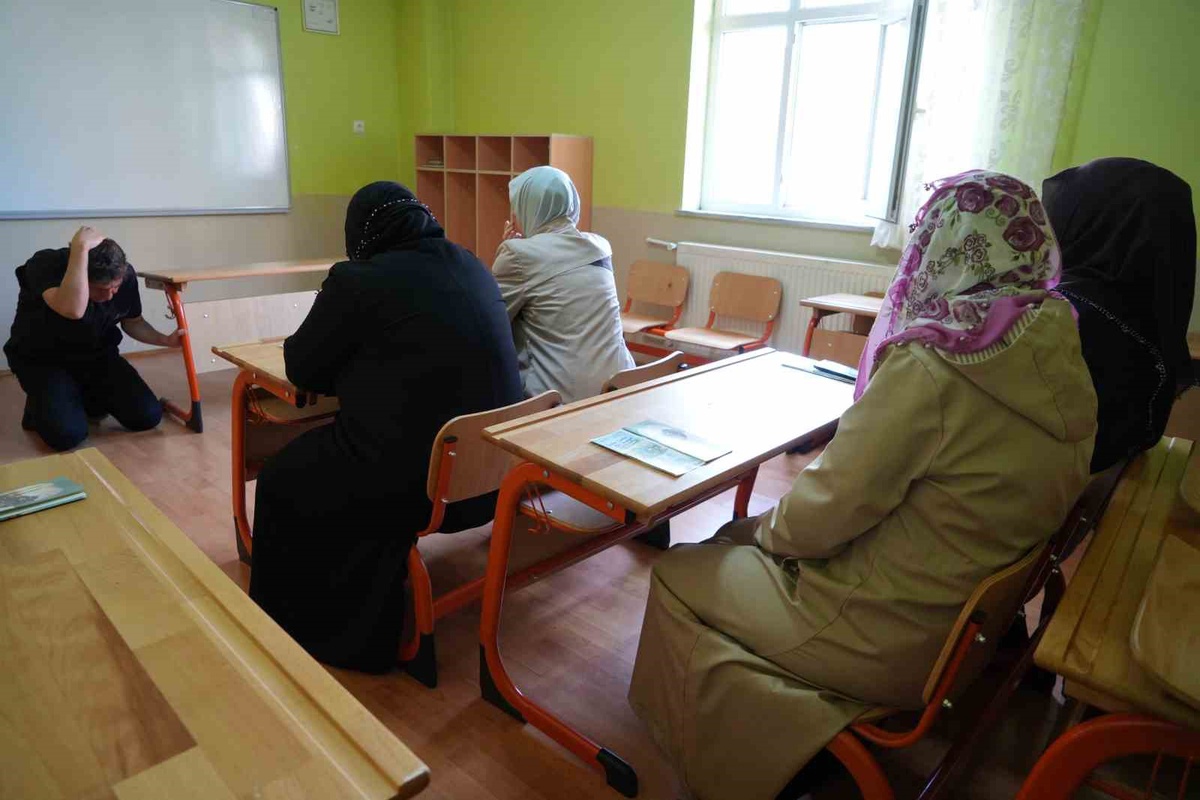 Bayburt Demirözü'nde AFAD ve çevre ekipleri vatandaşlara afet eğitimi verdi