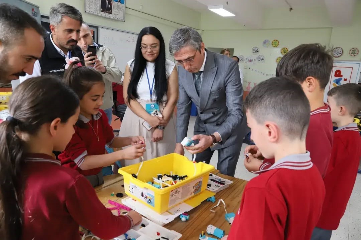 Bayburt'ta köy okulu öğrencileri yapay zeka ve deney atölyelerine katıldı