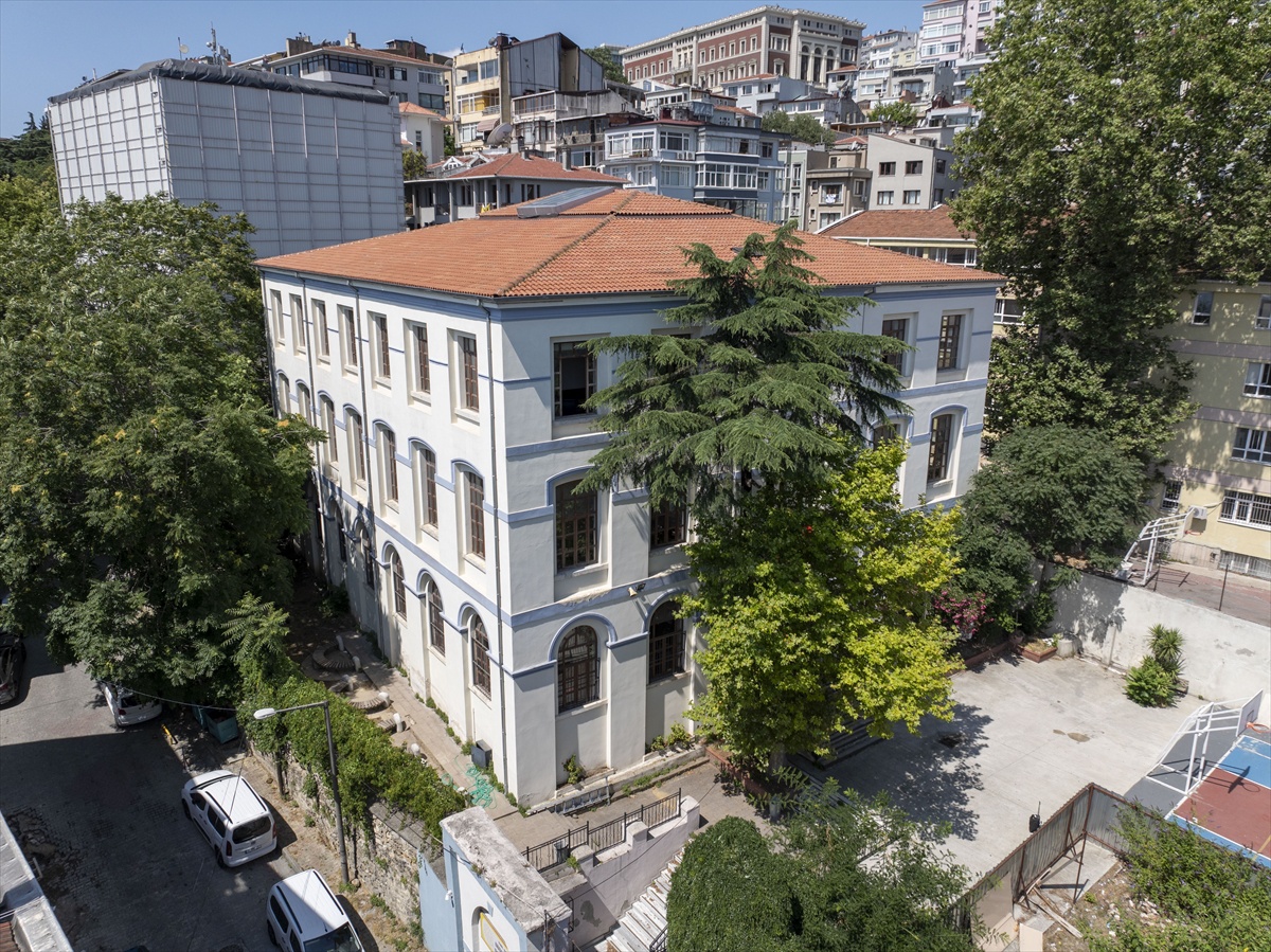 Beyoğlu'ndaki Kabataş Ticaret Meslek Lisesi 130 yılı aşkın eğitim veriyor