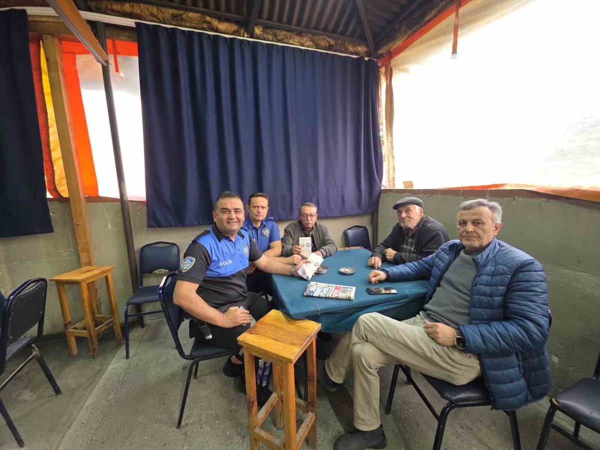 Bilecik Bozüyük'te polis, kıraathanelerde 42 vatandaşa güvenlik broşürü dağıttı
