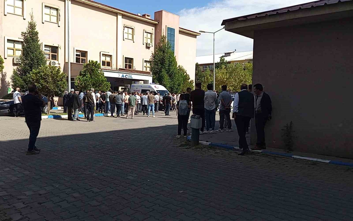 Bingöl Solhan'da okul mutfağındaki yük asansörüne kafası sıkışan öğrenci yaralandı.
