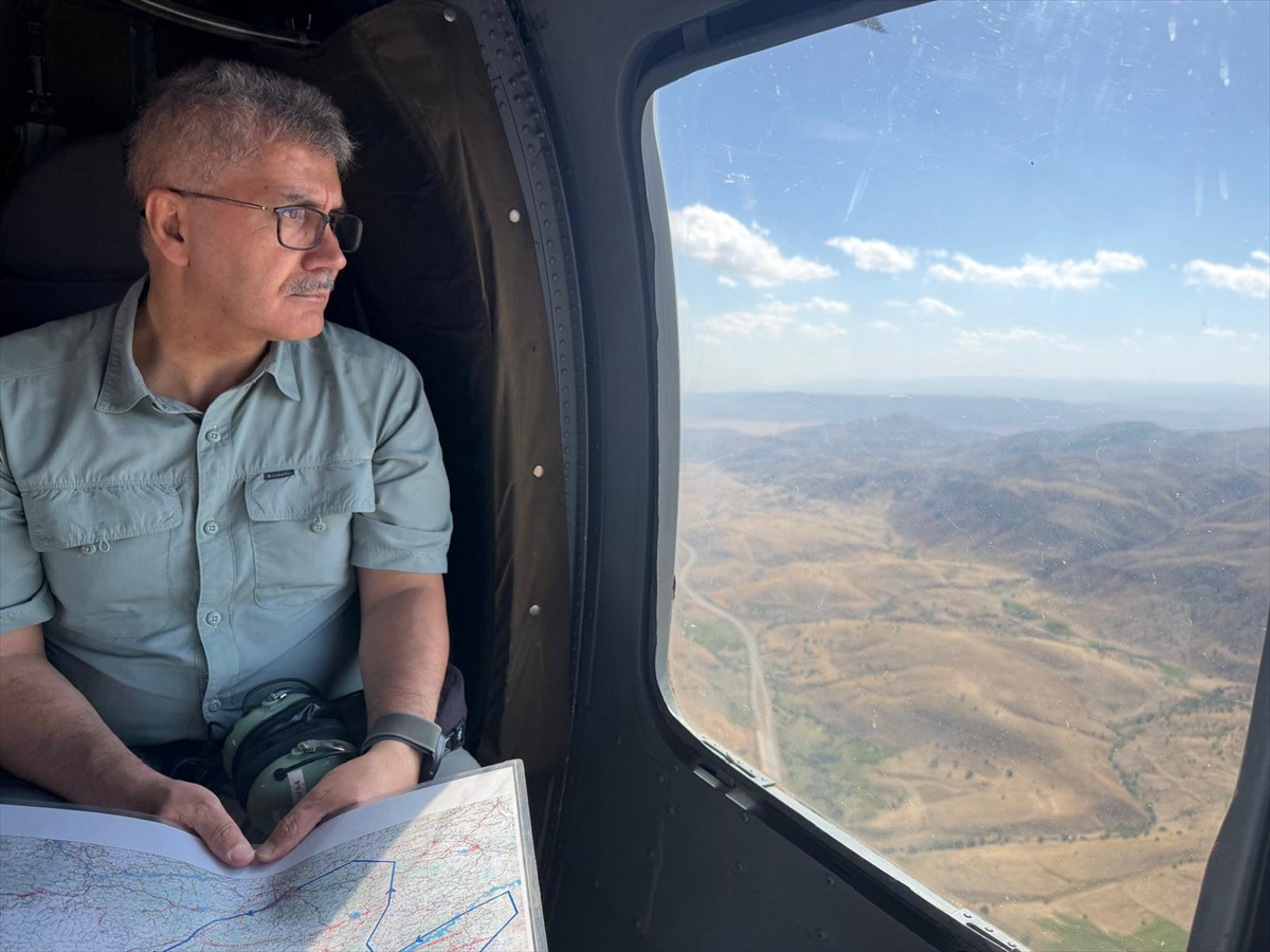 Bingöl Valisi Cahit Çelik, beraberindeki heyetle helikopterle kenti havadan inceledi