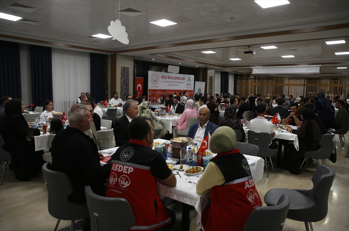 Bitlis Valisi Karakaya, evlilik kredisiyle yuva kuran genç çiftleri tebrik etti