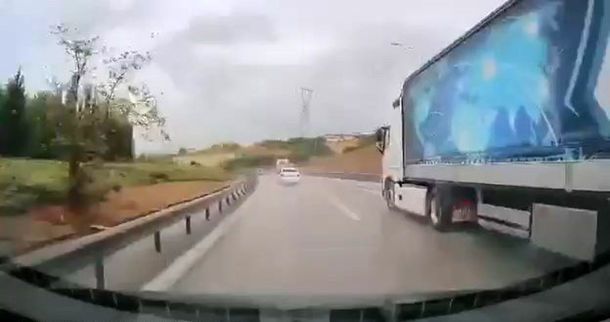 Bursa'da yağışlı havaya rağmen hızını düşürmeyen sürücünün aracı bariyerlere çarptı
