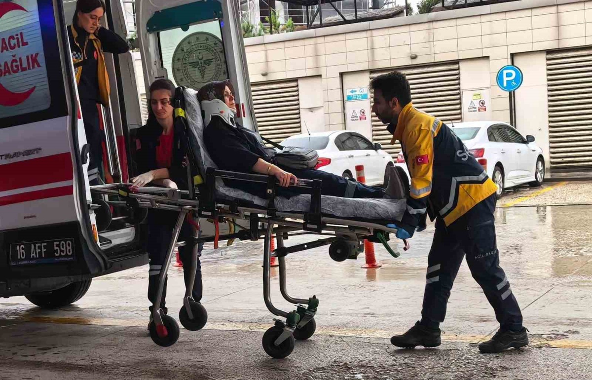 Bursa İnegöl'de 3 otomobilin karıştığı zincirleme kazada 2 kişi yaralandı