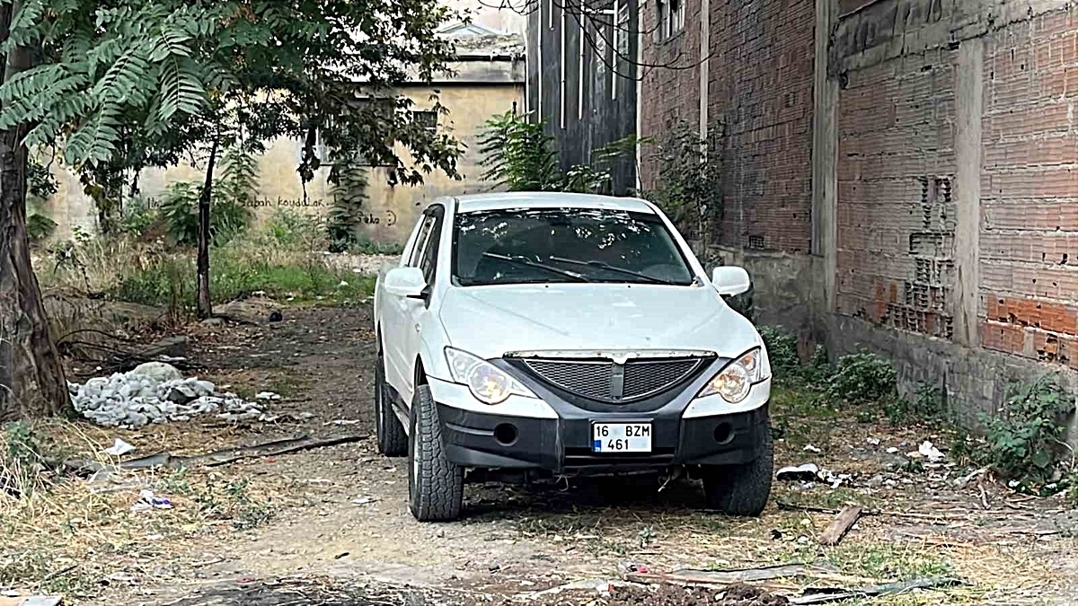 Bursa Osmangazi'de otomobile kilitlenen kadın, polisin çabalarına rağmen çıkmadı