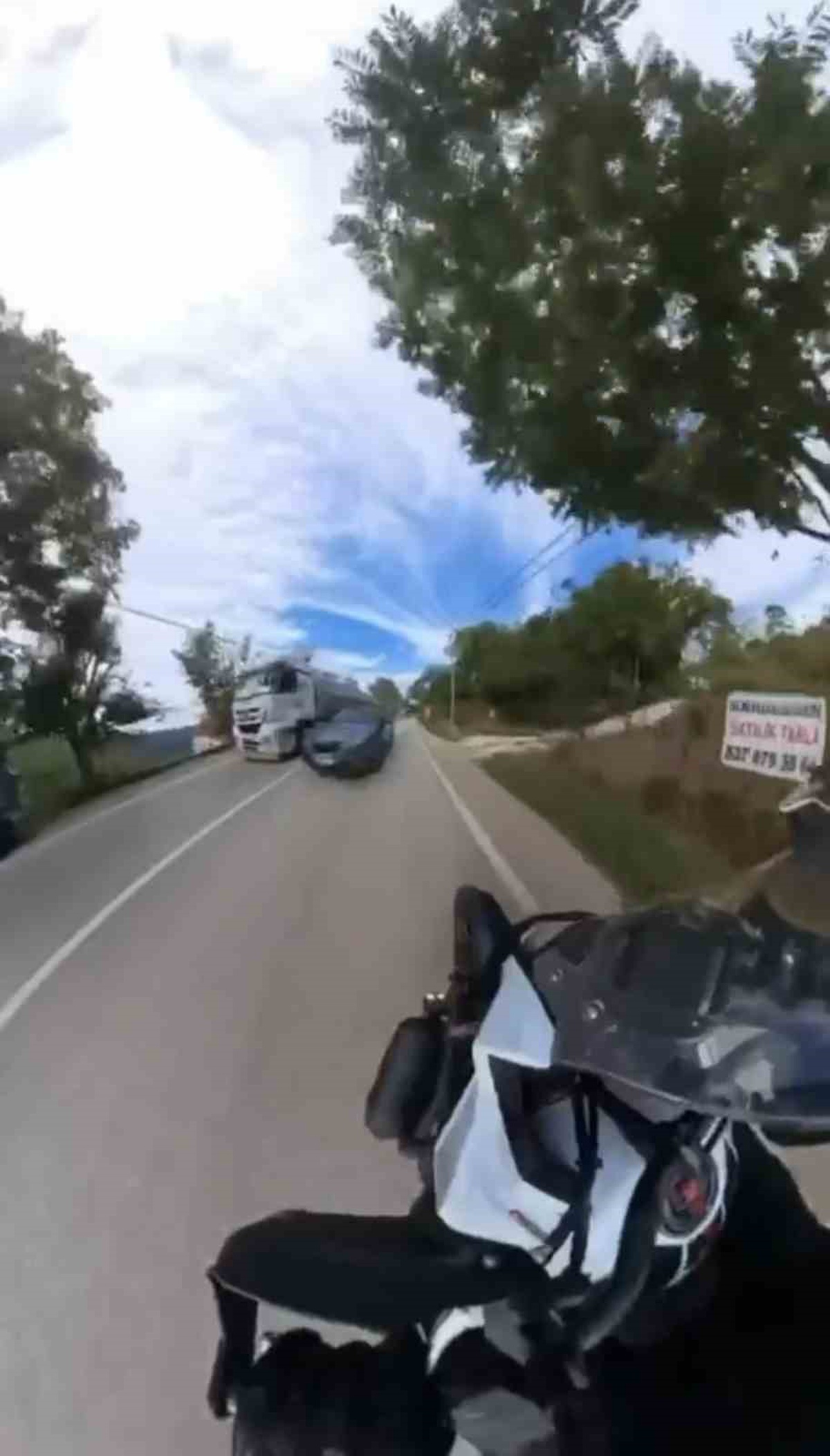 Bursa'da tırı sollayan otomobil motosikletle çarpışmaktan kurtuldu