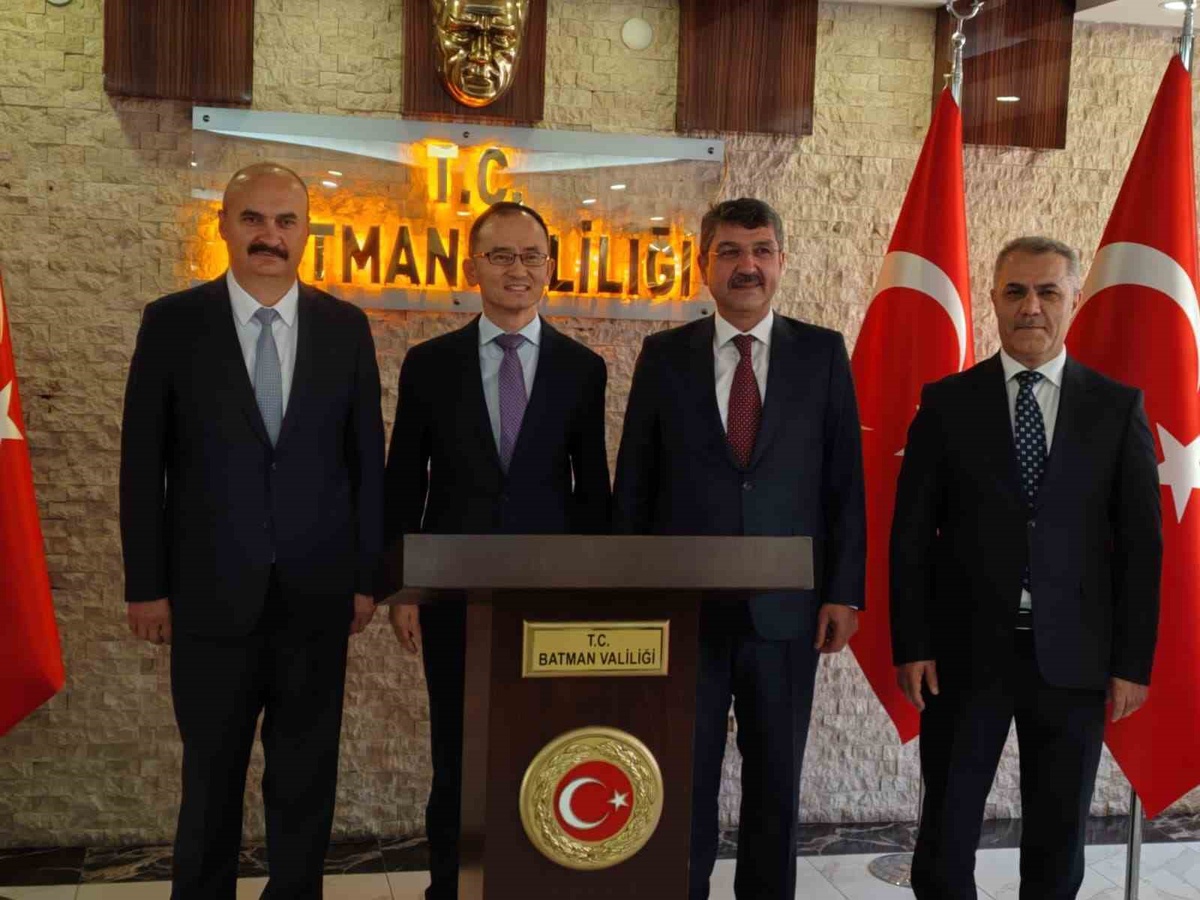 Çin'in Ankara Büyükelçisi Jiang, Batman Valiliğinde ağırlandı; çay seti hediye edildi