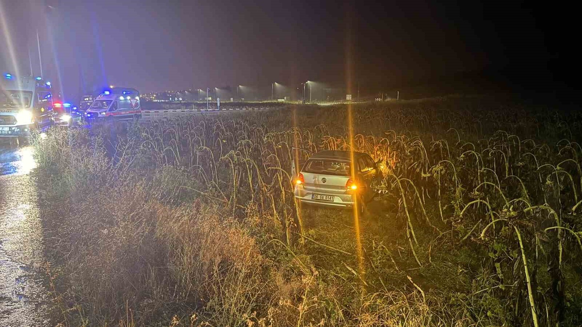 Çorum Alaca'da yağışlı havada tarlaya uçan otomobilde 2 kişi yaralandı