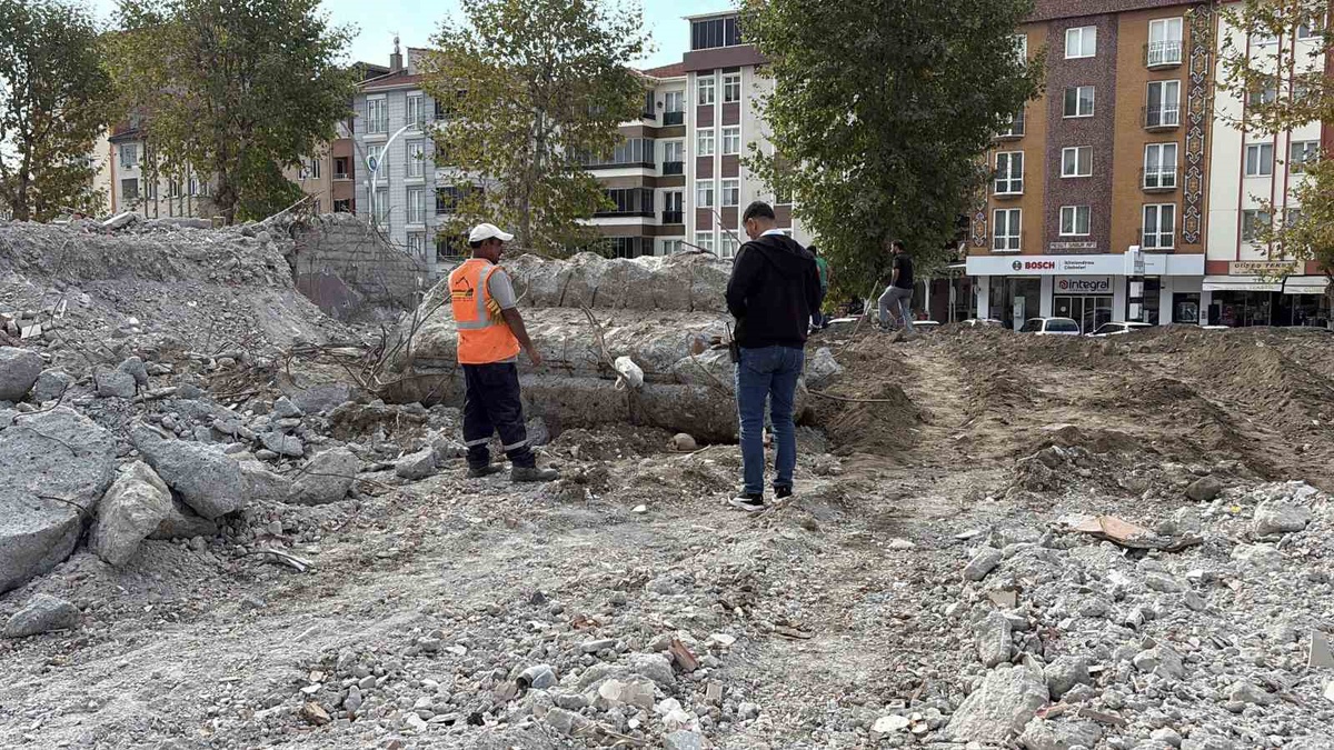 Çorum'da 23 Nisan Ortaokulu'nun yıkımında insana ait kafatası ve kemik bulundu