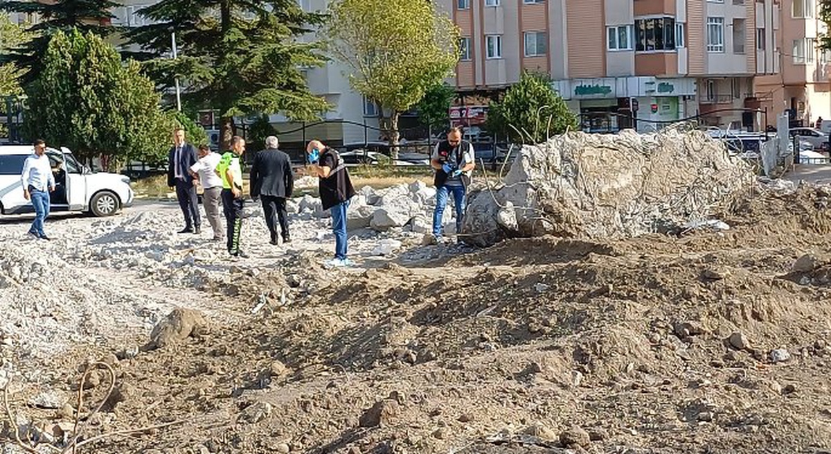 Çorum'da eski okulun yıkımında kepçe operatörü kafatası ve kemik parçaları buldu