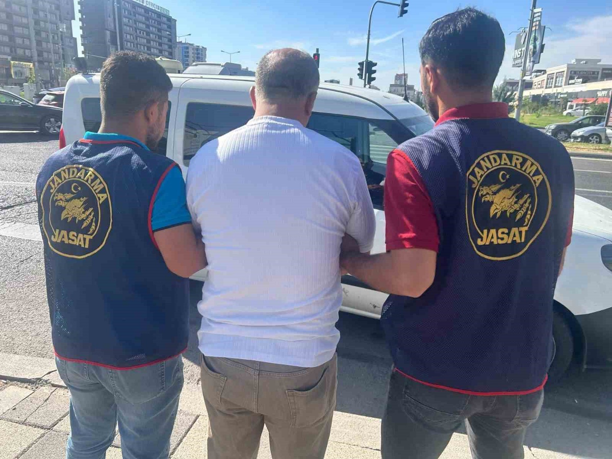Diyarbakır'da aranan 86 hükümlü jandarmanın JASAT operasyonuyla yakalandı