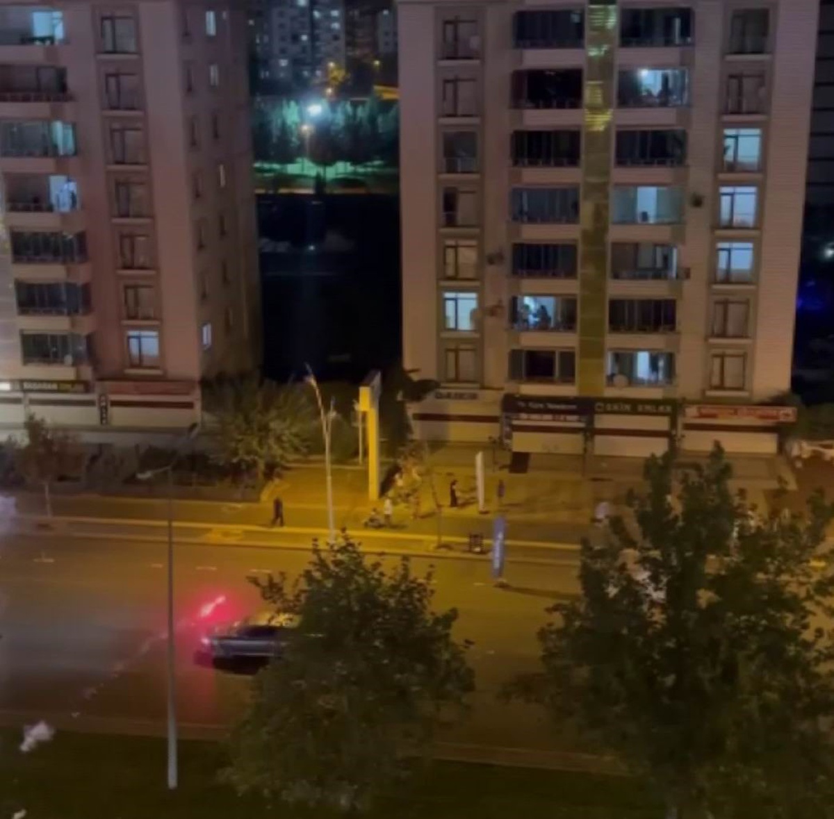 Diyarbakır'da balkona giren havai fişek 2 kardeşi yaraladı