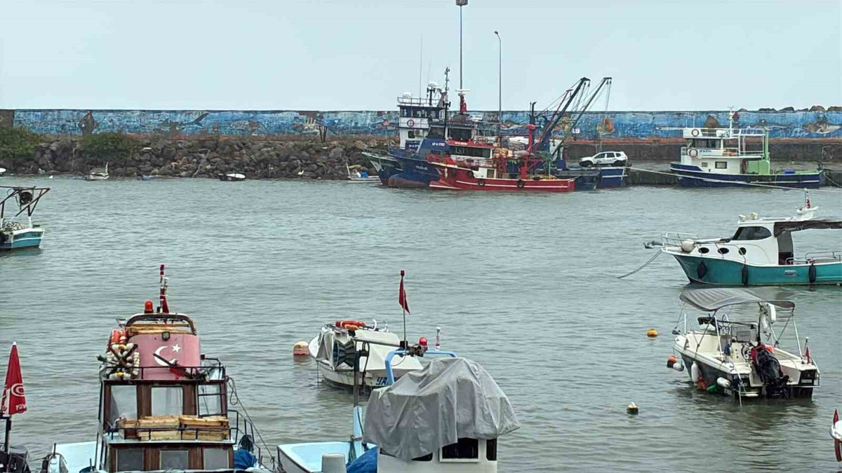 Düzce Akçakoca'da fırtınada dalga boyu 5 metreyi buldu, balıkçılar denize açılamadı